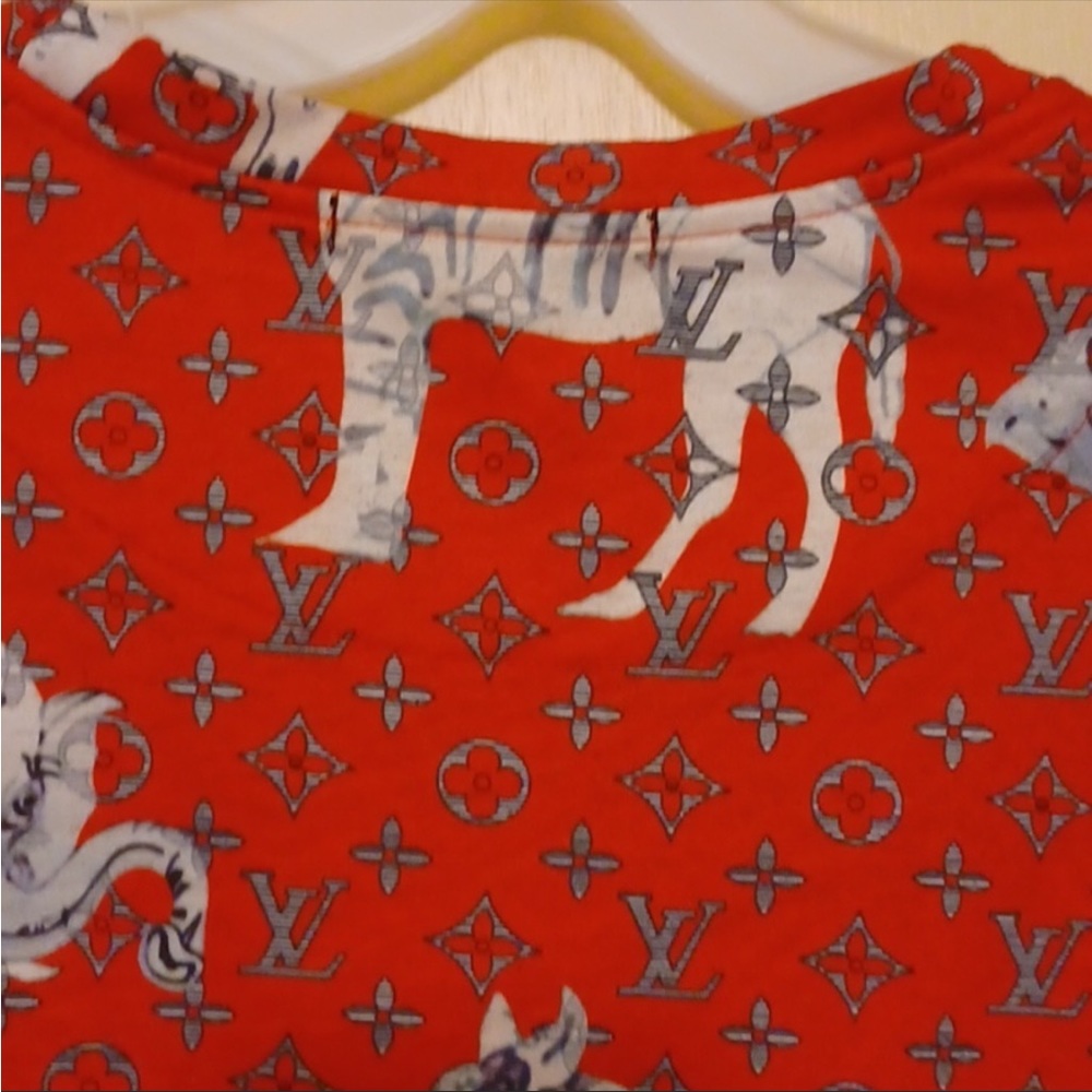 Red Lui V shirt ❗️fits like M or S contrary to what the tag says - Picture 5 of 8